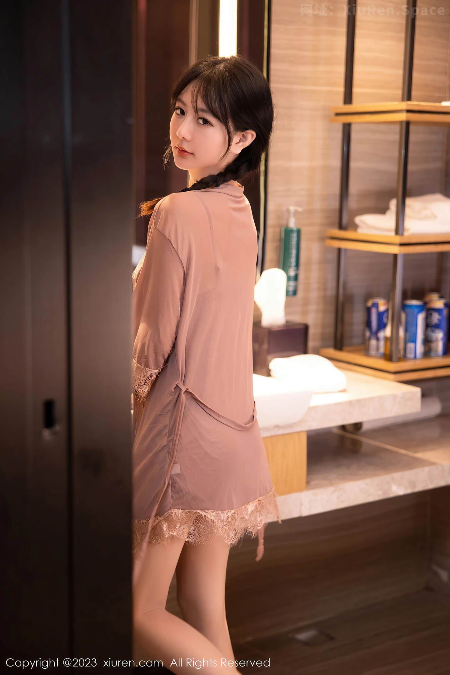 图片[2]-[XiuRen秀人网]2023.04.11 NO.6558 谢小蒽 粉色透视睡衣加蕾丝吊带内衣性感私房写真集-秀人网官方网站